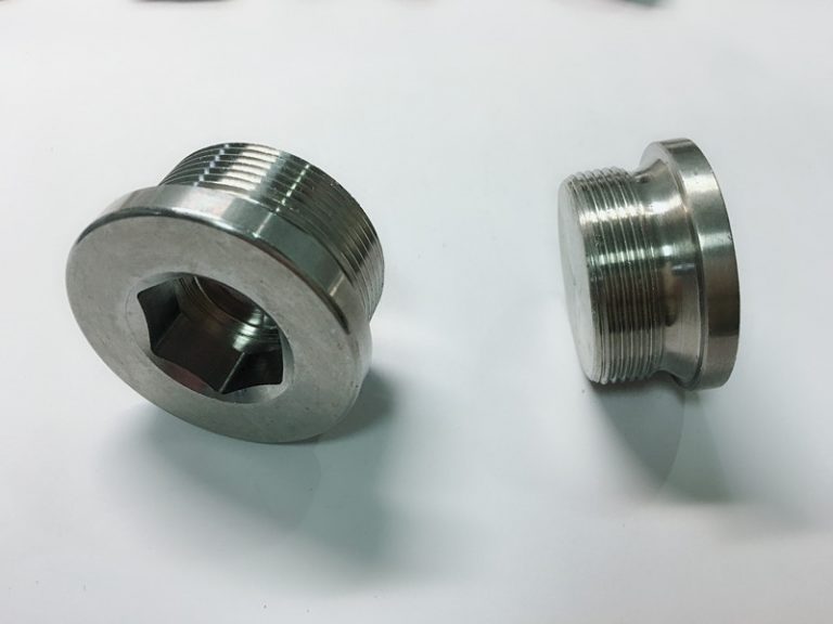 कस्टमले एस एस कुञ्जीको साथ स्टेनलेस स्टीलको घण्टी बोल्ट बनायो