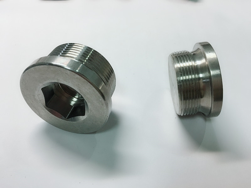 कस्टमले एस एस कुञ्जीको साथ स्टेनलेस स्टीलको घण्टी बोल्ट बनायो